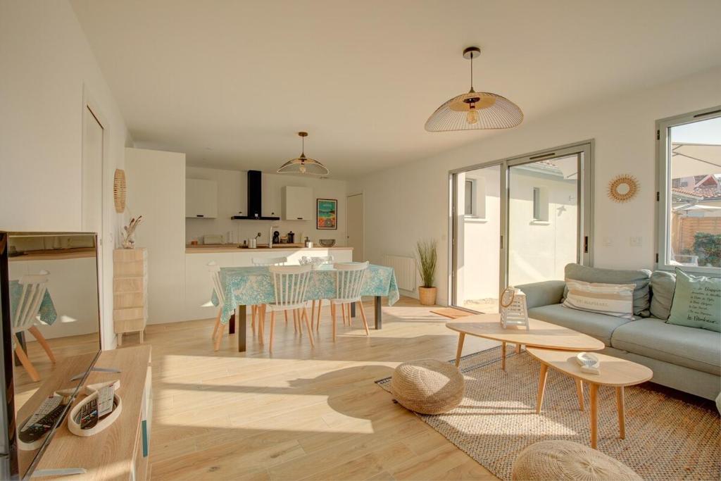 Kuchyň nebo kuchyňský kout v ubytování Maison de l'Aiguillon