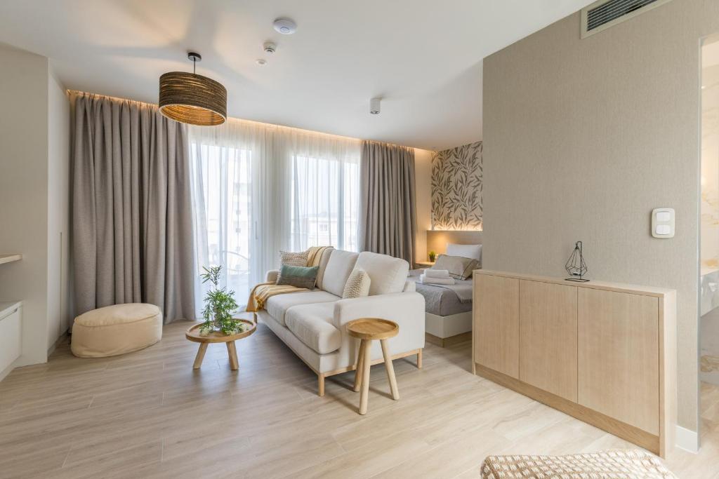 Postel nebo postele na pokoji v ubytování The Mediterranean Suites