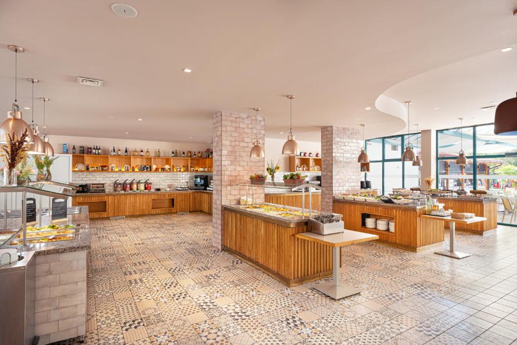 Kuchyň nebo kuchyňský kout v ubytování Zefir Hotel