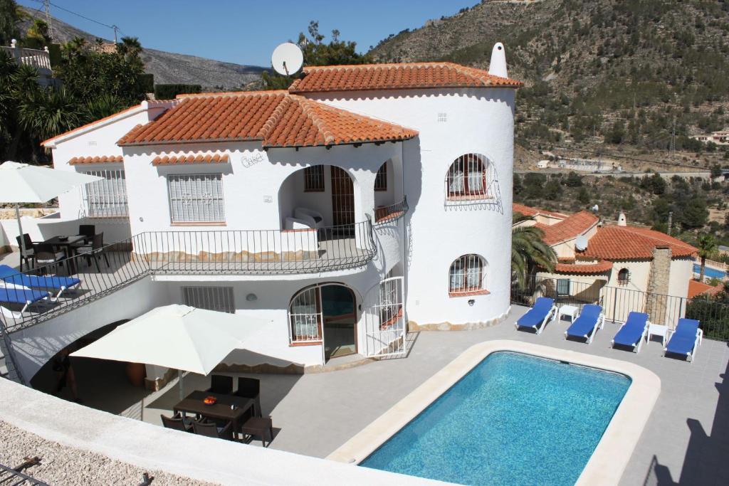 Casa blanca grande con piscina en Casa Zebole, en Calpe