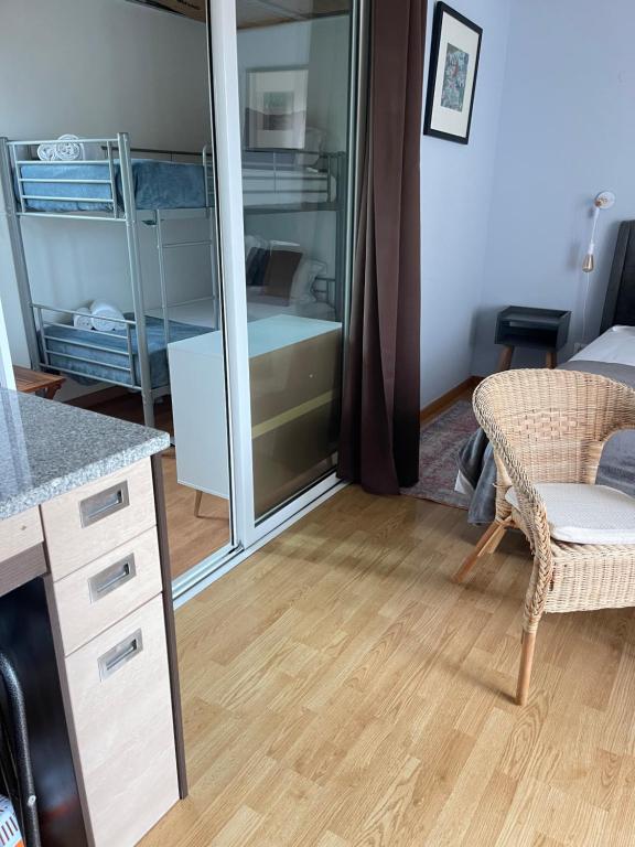 a room with a desk and a chair and a bedroom at Quinta Dos Amarelos no Meco in Aldeia do Meco