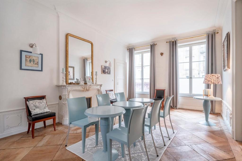 - une salle à manger avec des tables, des chaises et un miroir dans l'établissement Le Mozart, à Nancy