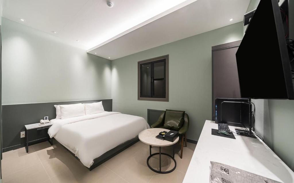 TV a/nebo společenská místnost v ubytování HOTEL MYEONG JAK