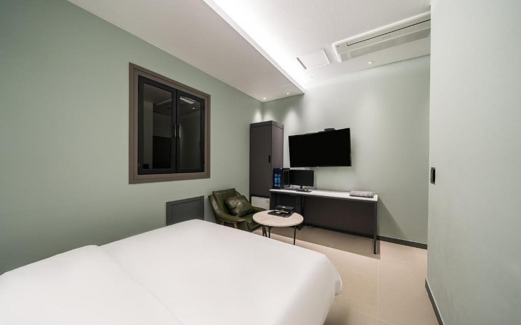 TV a/nebo společenská místnost v ubytování HOTEL MYEONG JAK