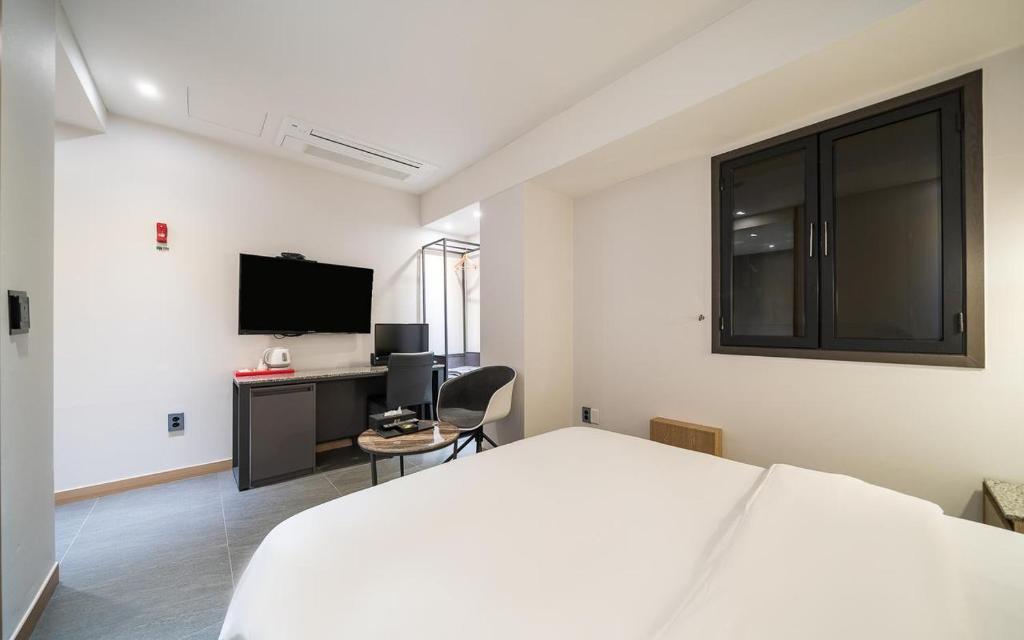 TV a/nebo společenská místnost v ubytování HOTEL MYEONG JAK
