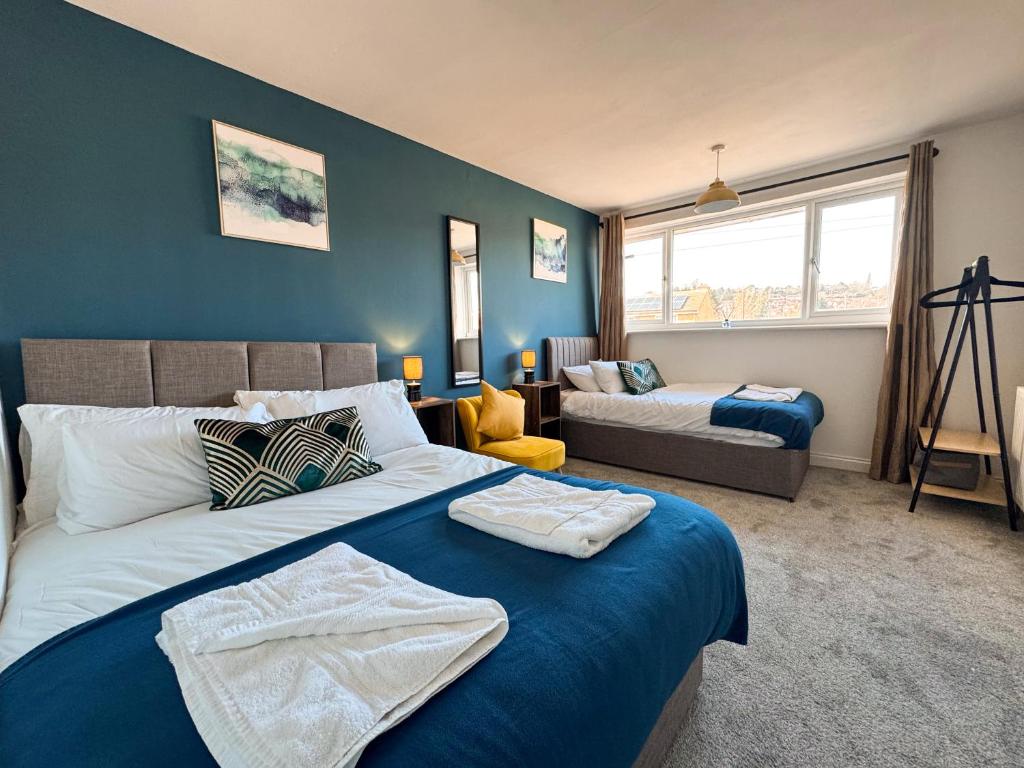 Postel nebo postele na pokoji v ubytování 3br Home - Private Parking - Monthly Discounts