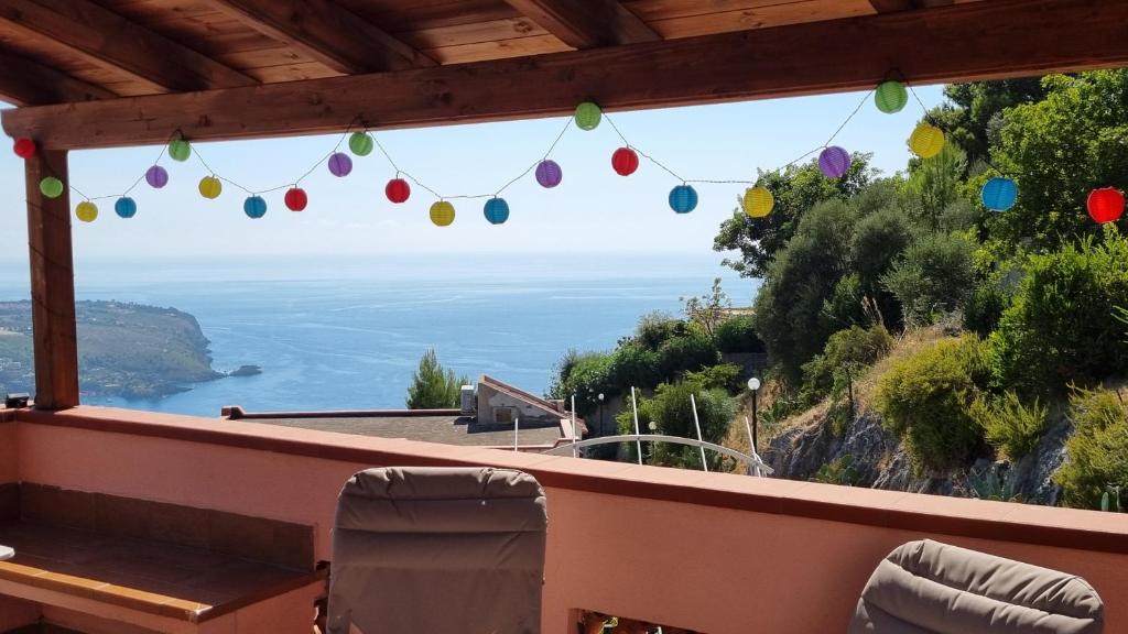 ein Balkon mit Blick auf das Meer in der Unterkunft Casa Emma in San Nicola Arcella