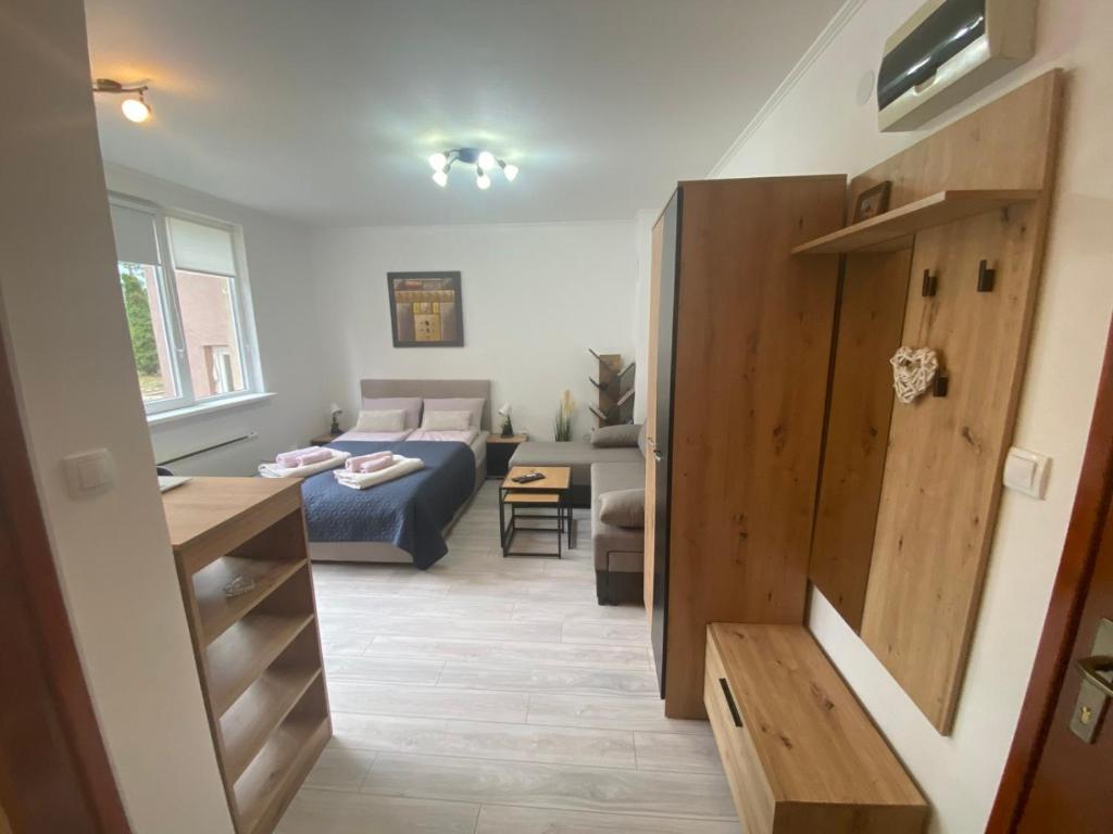 Ein Bett oder Betten in einem Zimmer der Unterkunft Apartmani Krčmarica 10