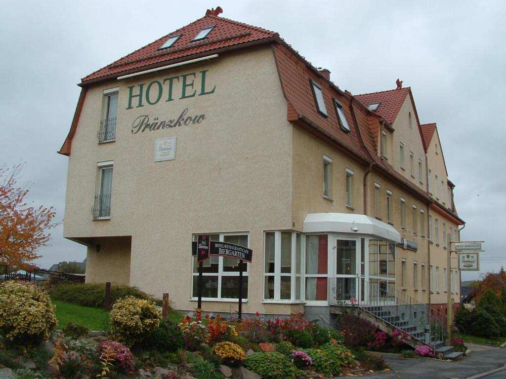 Hotel Pränzkow في تسفيكاو: مبنى فندق عليه لافتة مكتوب عليها "فندق أمباسادور"
