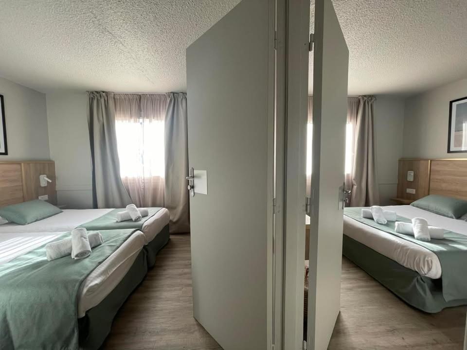 Postel nebo postele na pokoji v ubytování LE M HOTEL & SPA HONFLEUR