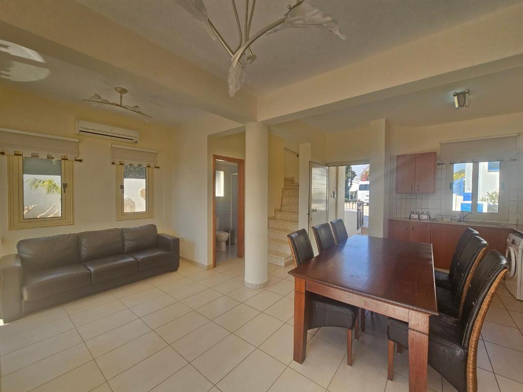 2 Bdr Home - walk to beach!