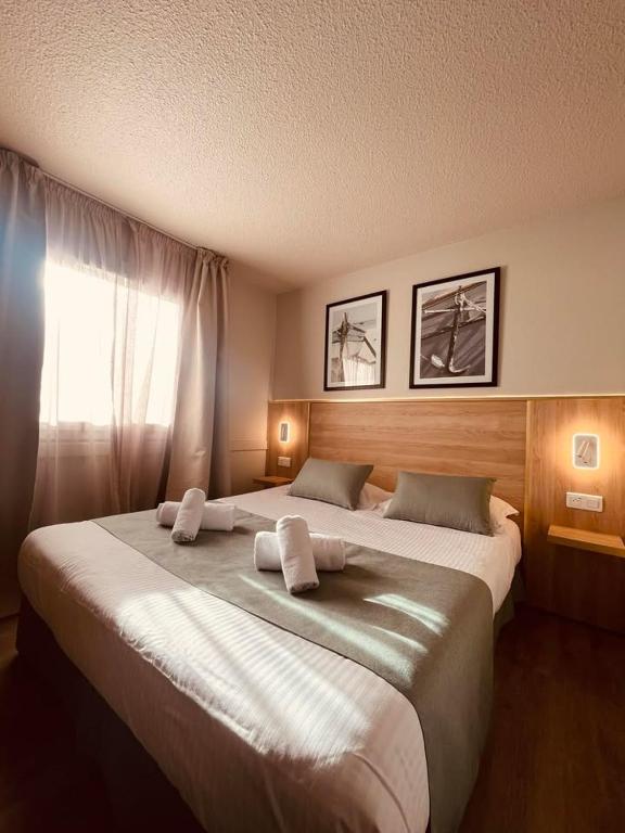 Postel nebo postele na pokoji v ubytování LE M HOTEL & SPA HONFLEUR