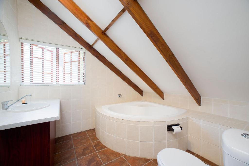 Un baño de Swallows Nest Country Cottages