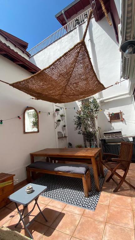 d'une terrasse avec un hamac et une table. dans l'établissement T3 avec patio Grande Plage Biarritz, à Biarritz