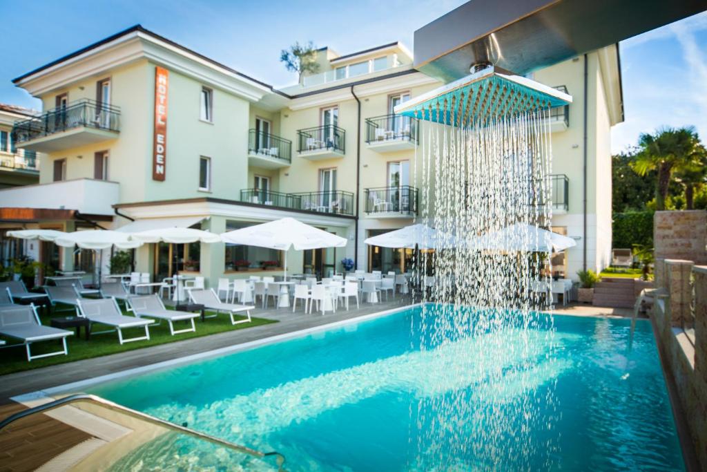 Bazén v ubytování Hotel Eden Garda nebo v jeho okolí