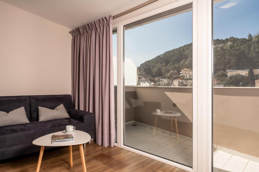 Nespecifikovaný výhled na hory nebo výhled na hory při pohledu z hotelu