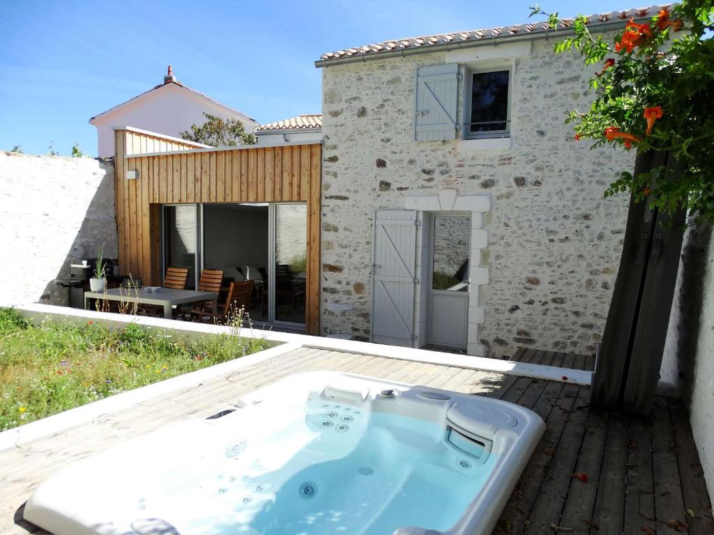 - un bain à remous dans l'arrière-cour d'une maison dans l'établissement Hydra Saint Gilles Croix de Vie, à Saint-Gilles-Croix-de-Vie