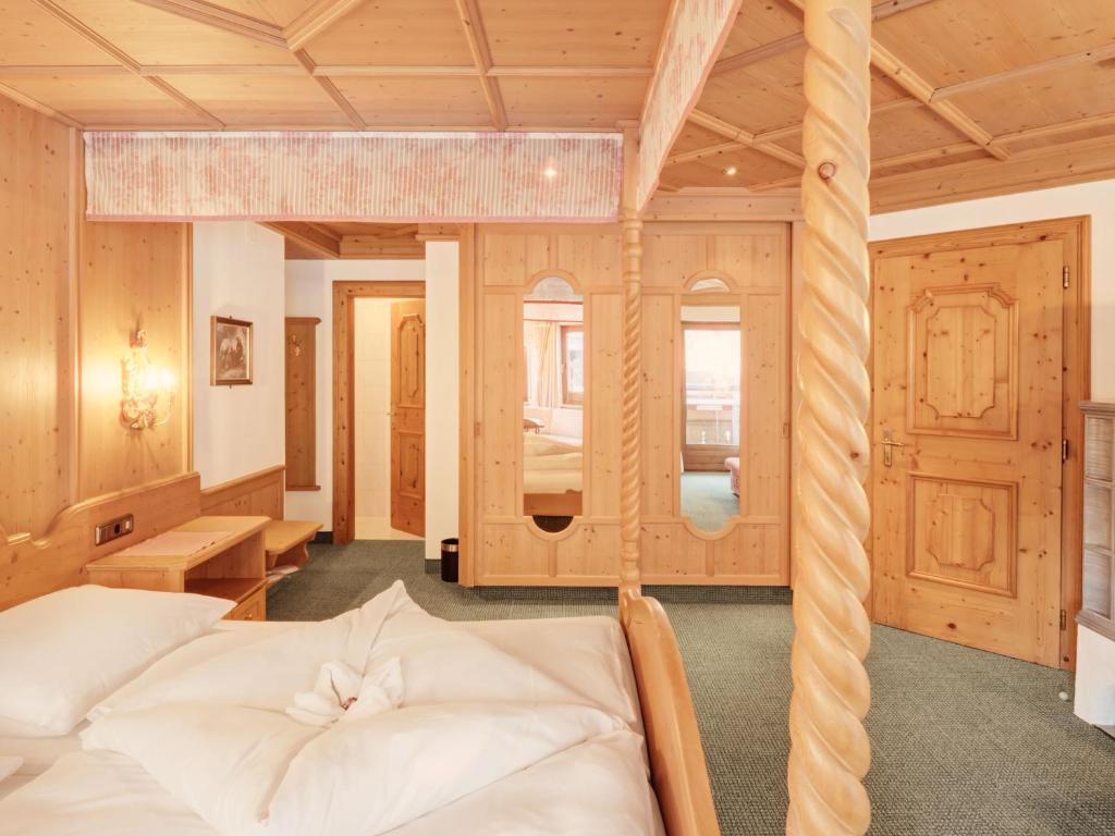 Postel nebo postele na pokoji v ubytování Hotel Magdalena Mayrhofen