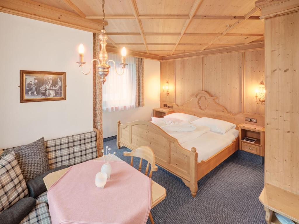 Postel nebo postele na pokoji v ubytování Hotel Magdalena Mayrhofen