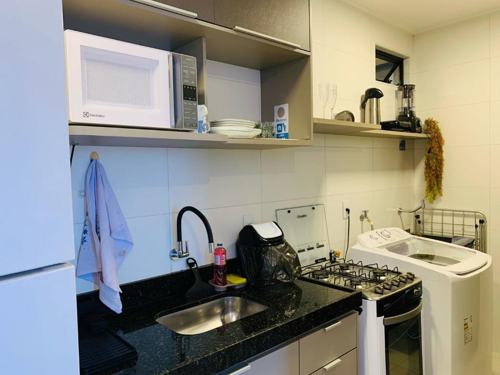 Kuchyň nebo kuchyňský kout v ubytování Quarto e Sala na Ponta Verde e Pajuçara