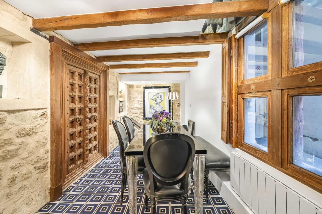 une salle à manger avec une table et des chaises dans l'établissement Akipik, à Paris
