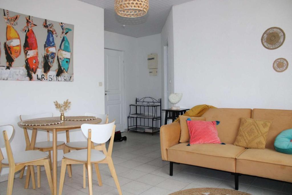 un salon avec un canapé et une table dans l'établissement Harpon - Saint Gilles Croix de Vie, à Saint-Gilles-Croix-de-Vie