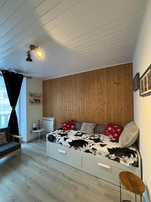 une chambre avec un grand lit dans une pièce dans l'établissement Appartement La Bresse, à La Bresse