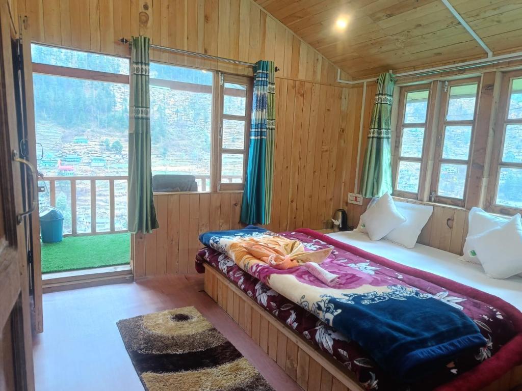 Postel nebo postele na pokoji v ubytování The Mid Himalayan Jibhi