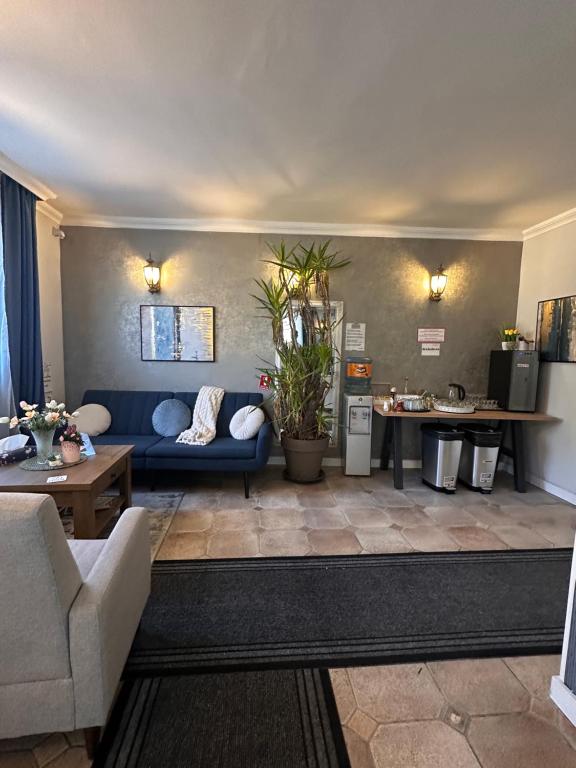 salon z niebieską kanapą i stołem w obiekcie Jager Guesthouse w mieście Sopron