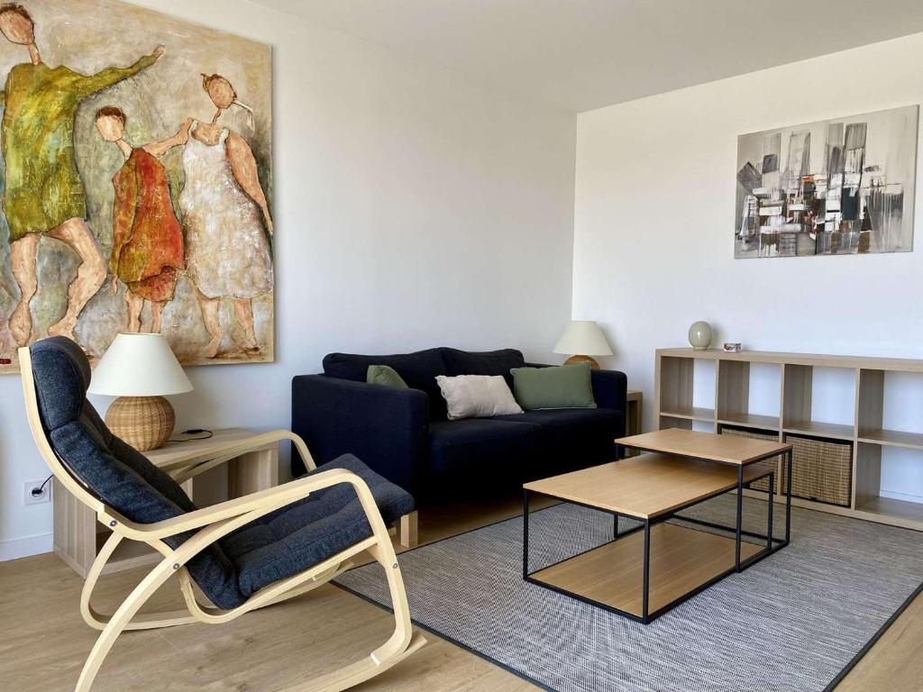 un salon avec un canapé et une table dans l'établissement Corsaire Saint Gilles Croix de Vie, à Saint-Gilles-Croix-de-Vie