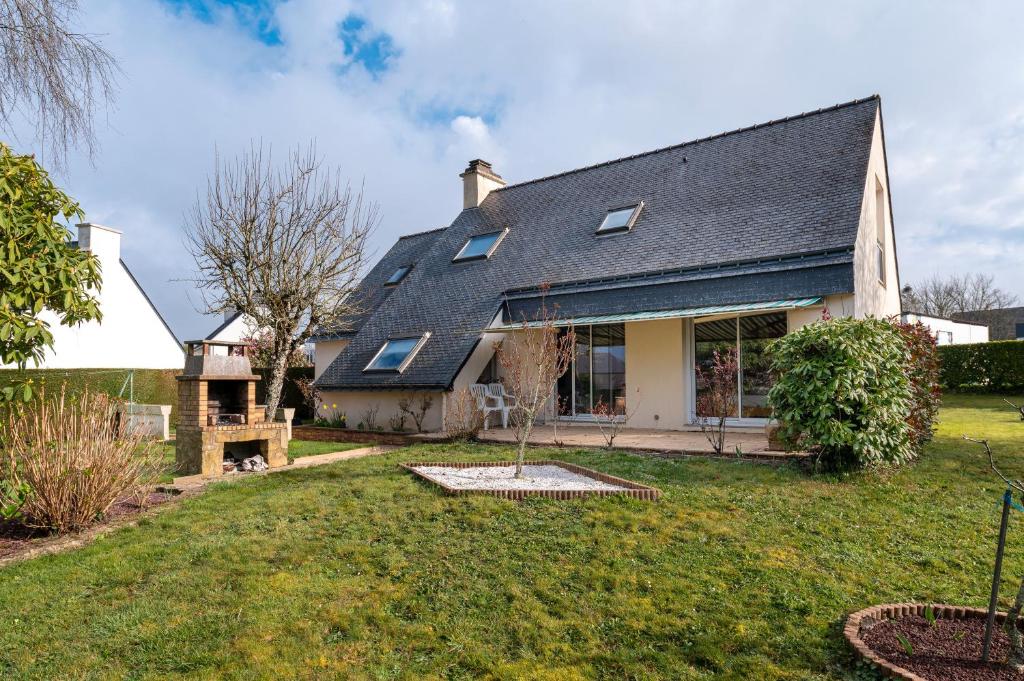 une maison avec un toit en gambrel et une cour dans l'établissement Maison entre terre et mer, à Pluvigner