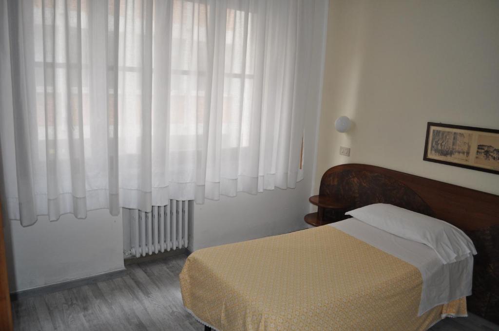 Uma cama ou camas num quarto em Hotel Cecile