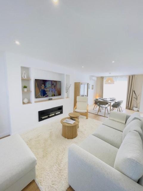 un salon blanc avec un canapé et une table dans l'établissement Le Luxury Lodge - 8 Voyageurs - Parking et Wifi, à Mulsanne