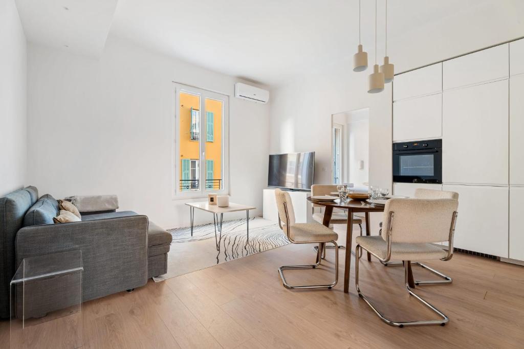 un salon avec une table et un canapé dans l'établissement Appartement Ostave - Welkeys, à Nice
