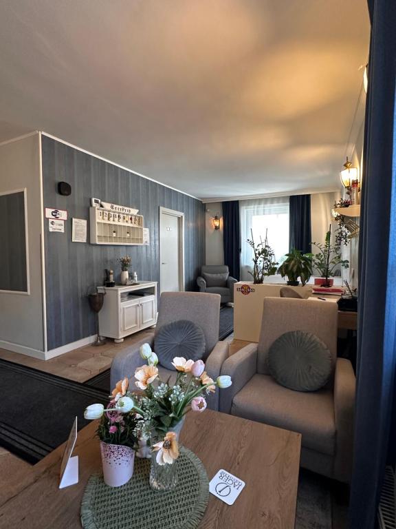 salon z kanapą i stołem w obiekcie Jager Guesthouse w mieście Sopron