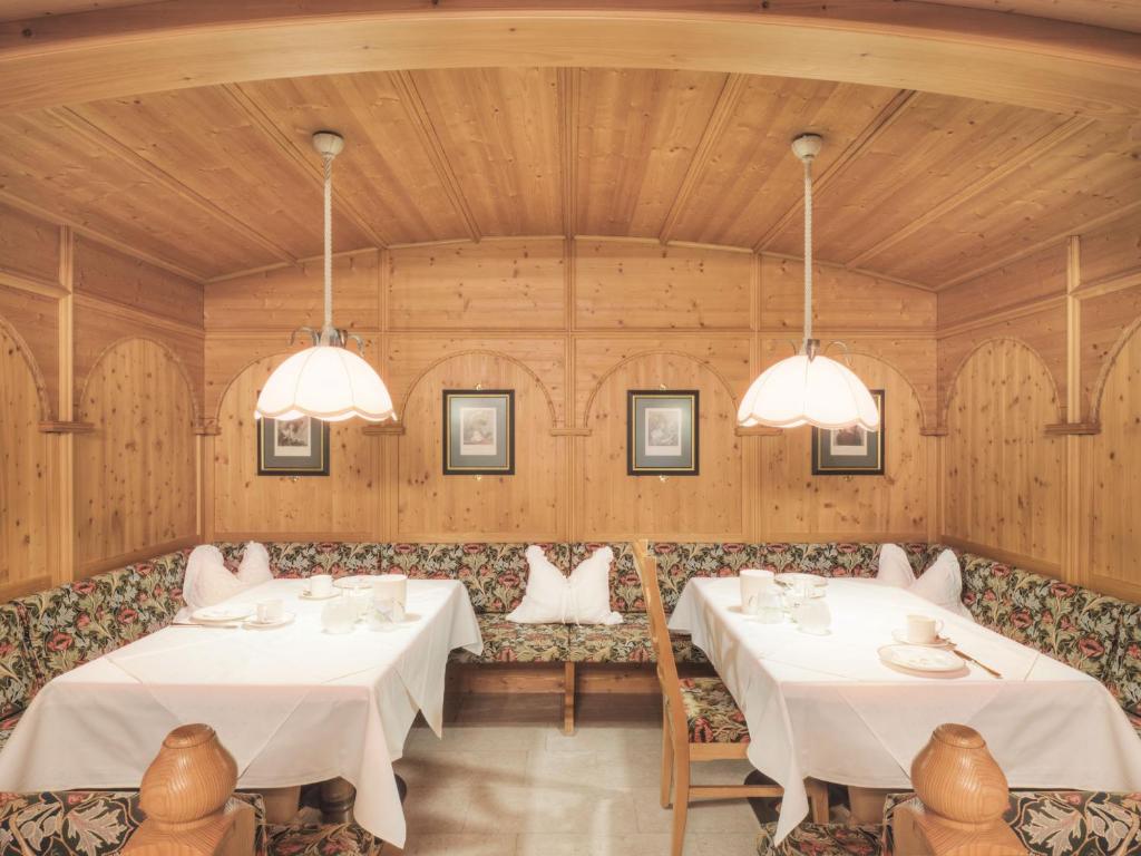 Postel nebo postele na pokoji v ubytování Hotel Magdalena Mayrhofen