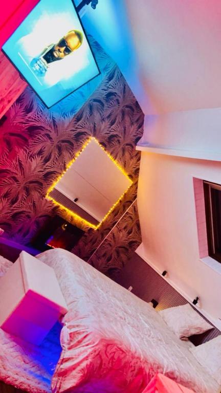 - une chambre avec un lit et une télévision dans l'établissement Le Tropikspa, à Albert