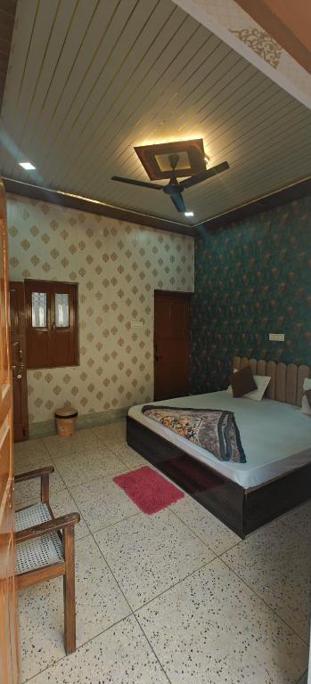 Postel nebo postele na pokoji v ubytování Shree p Guest House