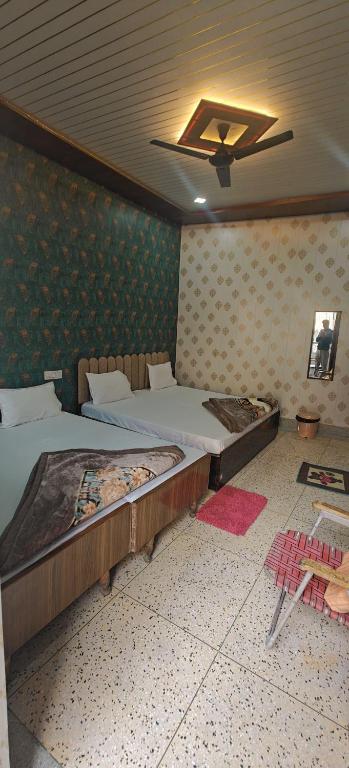 Postel nebo postele na pokoji v ubytování Shree p Guest House