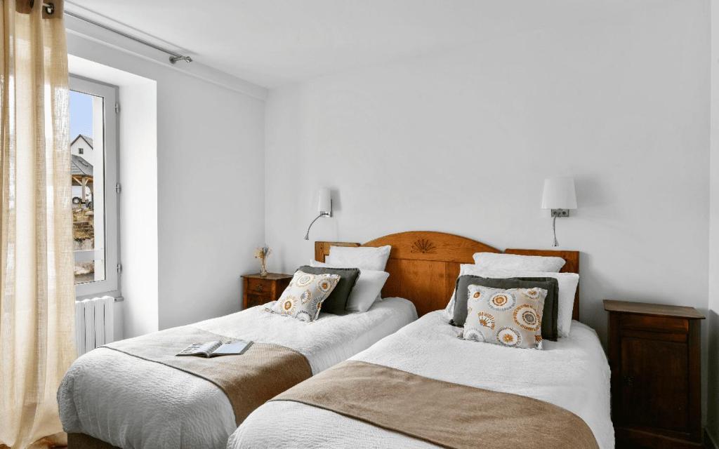 Postel nebo postele na pokoji v ubytování Logis Hôtel Etchemaïté