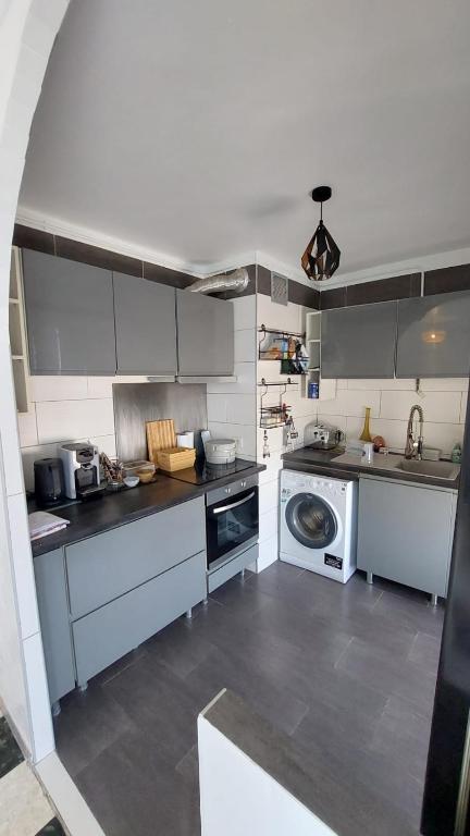 Kuchyň nebo kuchyňský kout v ubytování Ogooué appartement entier Lumineux 94m2 maxi 6 couchage 3 chambres