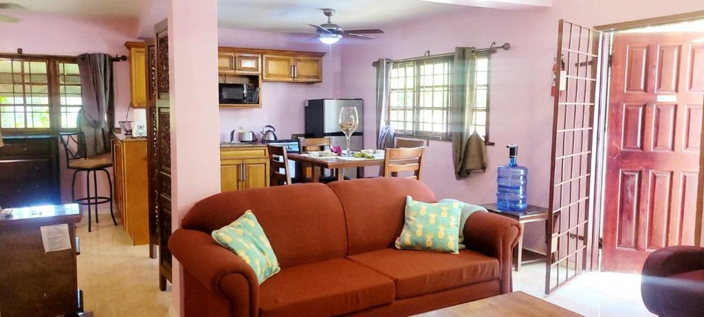 un soggiorno con divano e cucina di Private Lodge, Cousin's Cove a Green Island