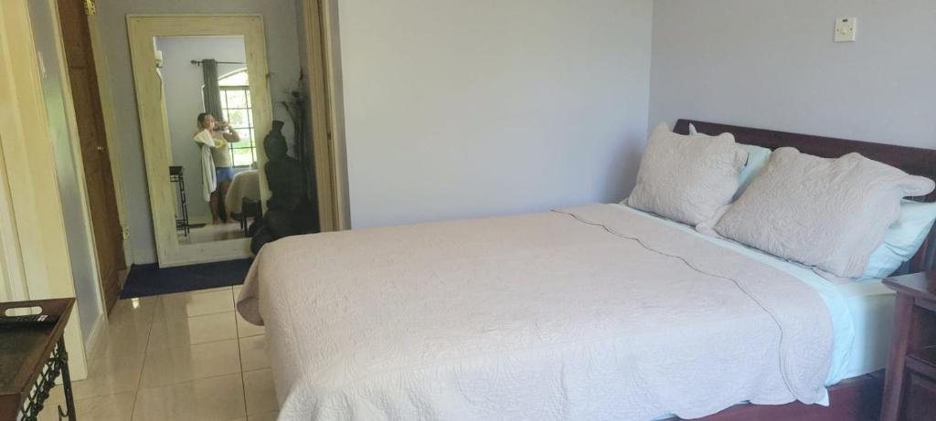 Letto o letti in una camera di Private Lodge, Cousin's Cove