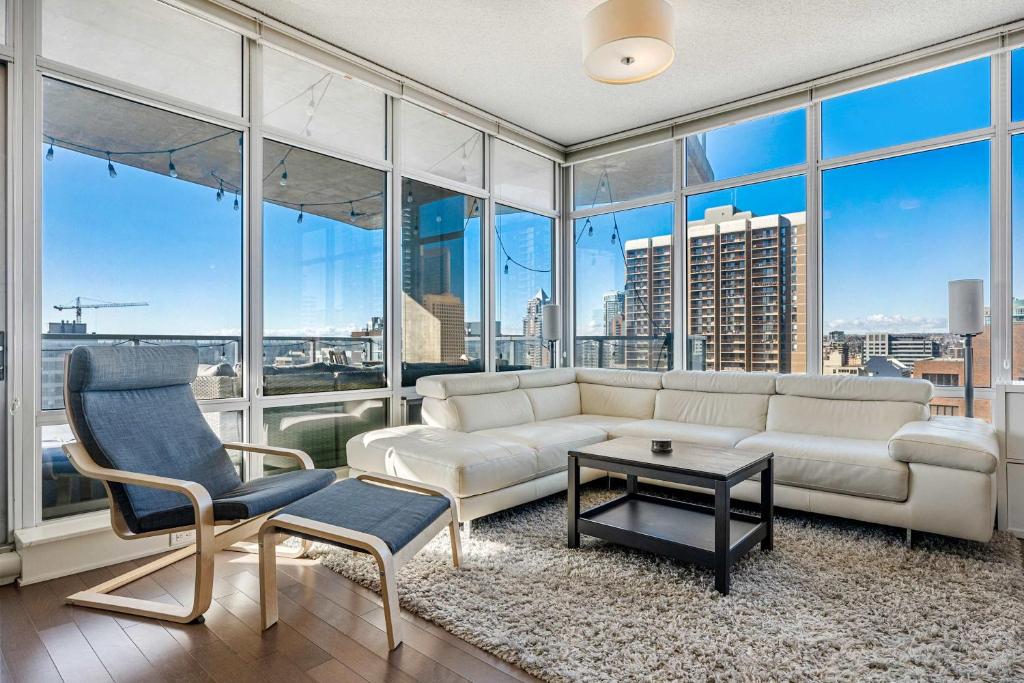 Χώρος καθιστικού στο Urban Oasis - 2BR Condo Downtown Large Balcony