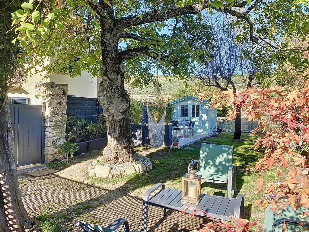 Κήπος έξω από το Maison sommet village avec jardin jacuzzi vue