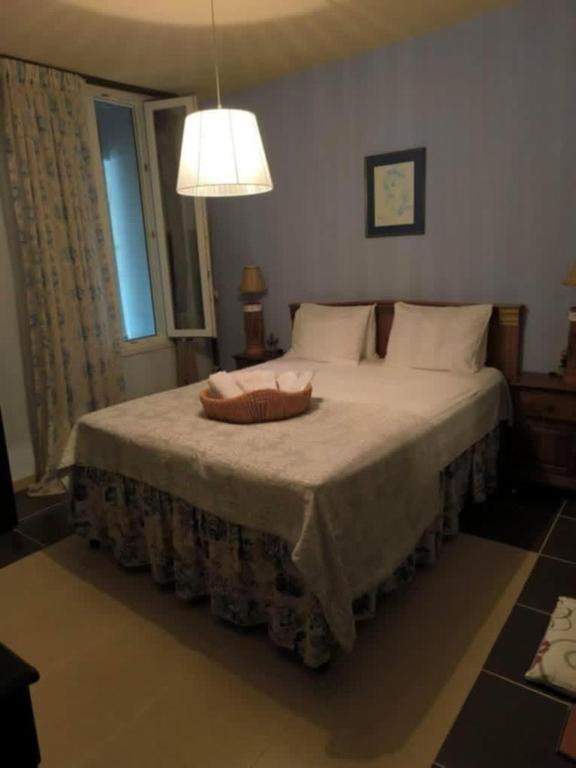 Posteľ alebo postele v izbe v ubytovaní Cozy Apartment Alexandros near Aqueduct (Kamares)
