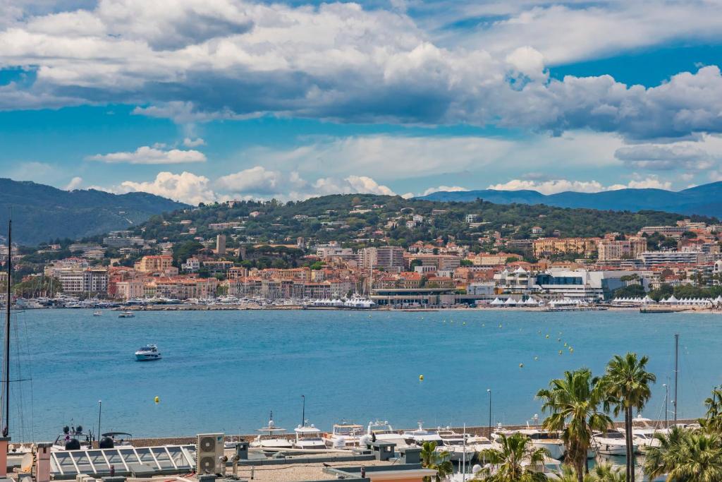 une vue d'une ville et d'un plan d'eau dans l'établissement Appartement vue mer panoramique, à Cannes