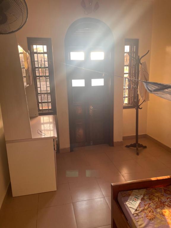 Cette chambre dispose d'une porte noire et de 2 fenêtres. dans l'établissement Homestay, à Thôn Kim Long (1)