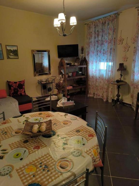 Televízia a/alebo spoločenská miestnosť v ubytovaní Cozy Apartment Alexandros near Aqueduct (Kamares)