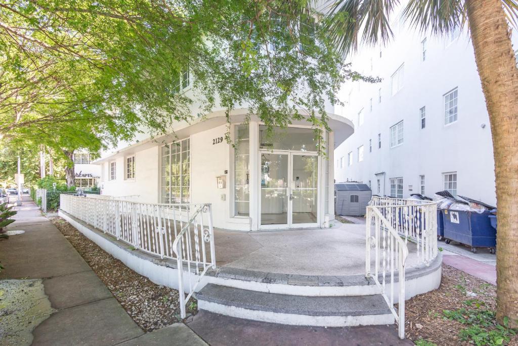 ein weißes Gebäude mit einer Treppe davor in der Unterkunft Convention Center in Miami Beach